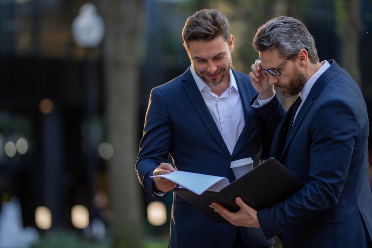 Consultants métiers en discussion